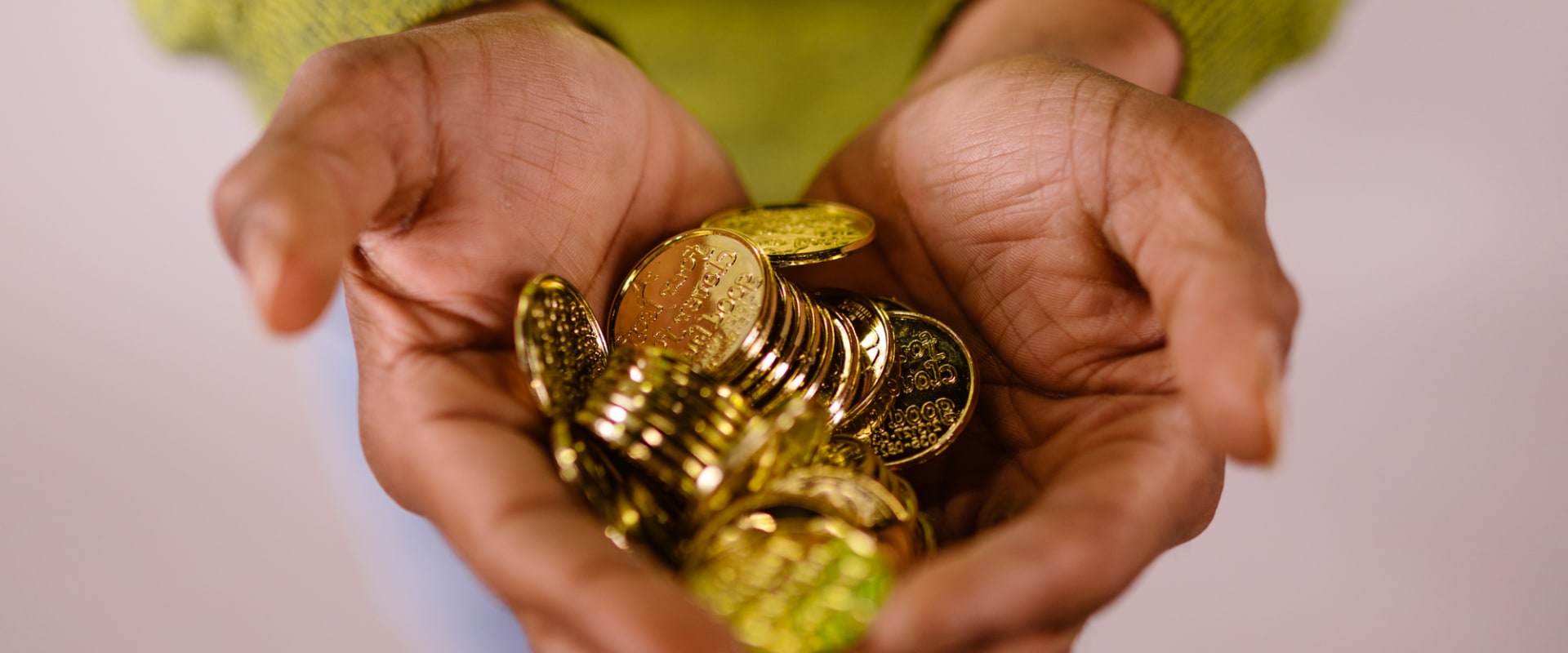 Is it better to buy physical or digital gold?